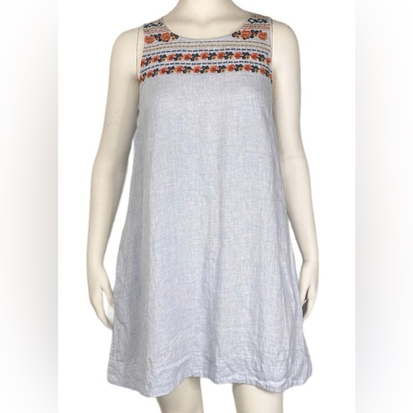 C&C California Dresses & Skirts - 169 C&C California Light Gray Dress with Colorful Embroidery